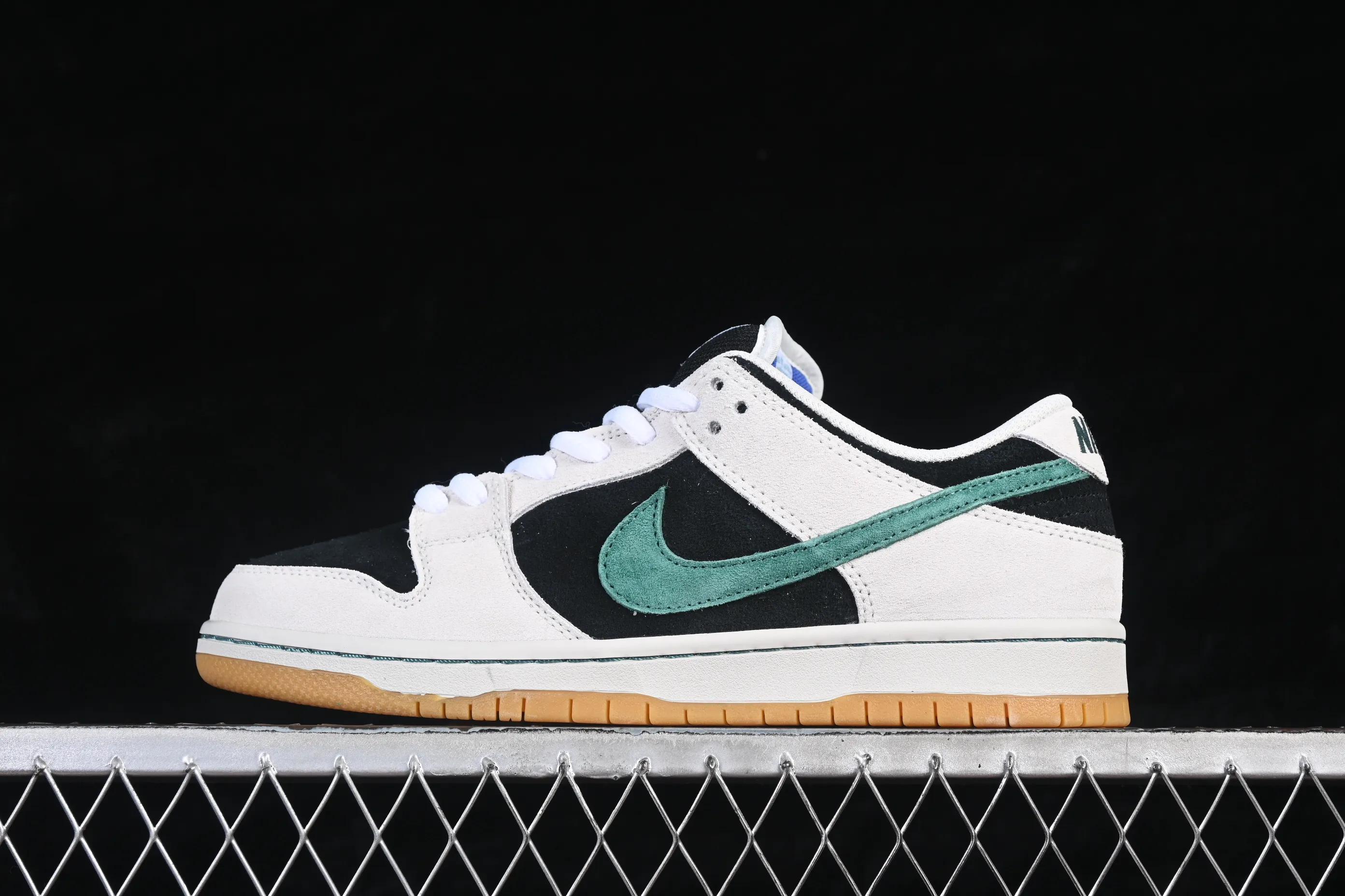 All categories Nk SB Dunk Series Nk SB Dunk Low High-end customized low-top sneakers Nike SB Dunk Low Suede gray-green raw rubber SB low-top casual sneakers HF3704-001